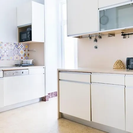 Plum Guide - Criss Cross Apartment Lisbon